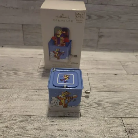 HALLMARK 2007 POP GOES THE TIGGER JACKIN THE BOX MEMORIES DISNEY ORNAMENT - Picture 1 of 7